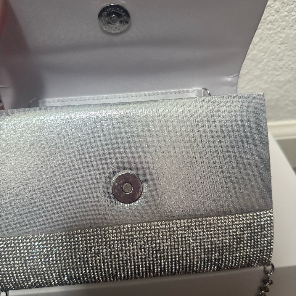 Elegant Silver Clutch Bag - Picture 3 of 4